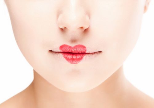  唇の風邪を素早く効果的に治療する方法：簡単なレシピ