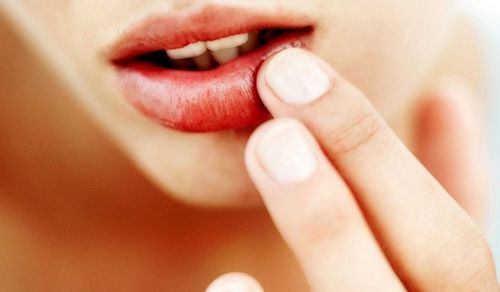  唇の風邪を素早く効果的に治療する方法：簡単なレシピ
