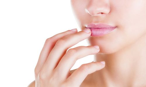  唇の風邪を素早く効果的に治療する方法：簡単なレシピ