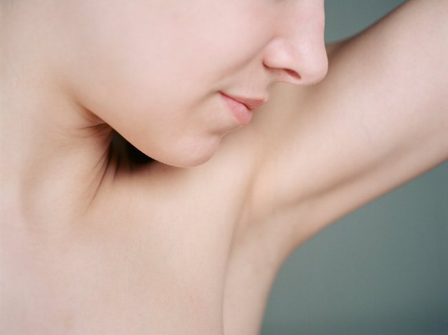 腕の下の「バックルの乳房」:どのように治療するのですか?