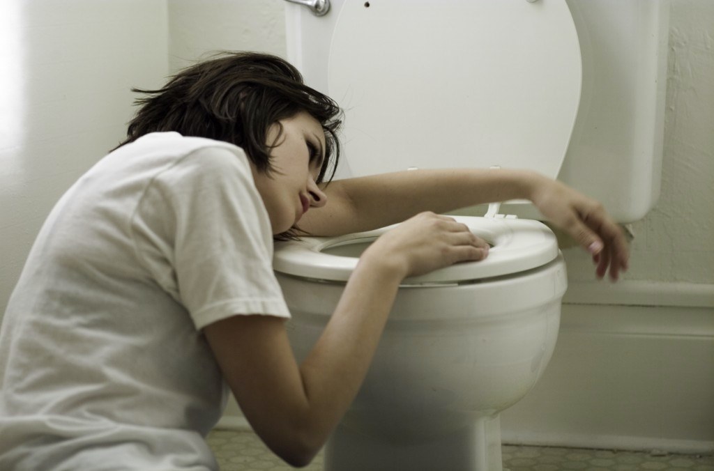 トイレの近くの女性